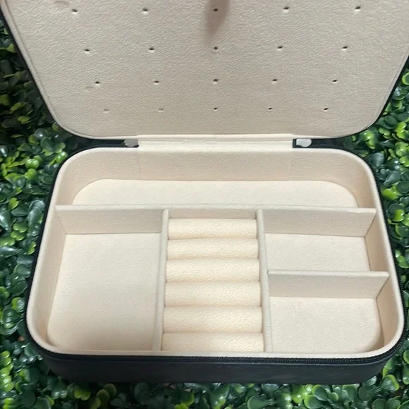 🎉❤️ NEW Grace Black Jewelry Travel Zip Closure Case Gifts - Picture 3 of 6